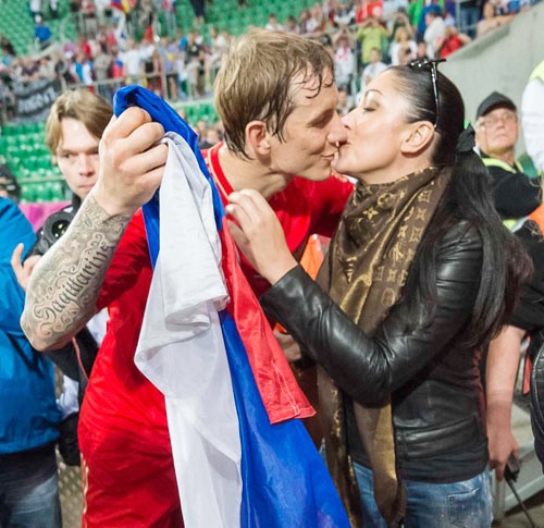 Sau chiến thắng 4-1 trước CH Czech ngay trận đầu ra quân, Pavlyuchenko được bà xã Larisa thưởng một nụ hôn ngọt ngào. Dù có màn trình diễn xuất sắc ở đầu giải nhưng gấu Nga lại bị loại tức tưởi bởi Hy Lạp vì luật đối đầu.